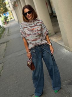 Dámske modré wide leg rifle Relaxed Cargo s voľným strihom, originálnym pásom a kovovými gombíkmi. Dámske modré wide leg rifle Relaxed Cargo s voľným strihom, originálnym pásom a kovovými gombíkmi.