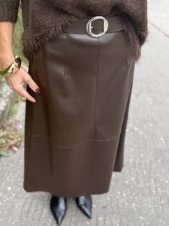 Tmavohnedá koženková midi sukňa Imperial s opaskom, elegantný ženský outfit.