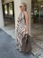 Dlhé dámske šaty s hnedým zebra vzorom, hlbokým výstrihom a voľným strihom pre letný outfit
