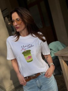 biele bavlnené tričko s potlačou matcha nápoja na žene v rifliach biele bavlnené tričko s potlačou matcha nápoja na žene v rifliach