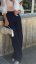 Strieborná elegantná kabelka Vernice do ruky s lesklým metalickým povrchom a pevným listovým tvarom