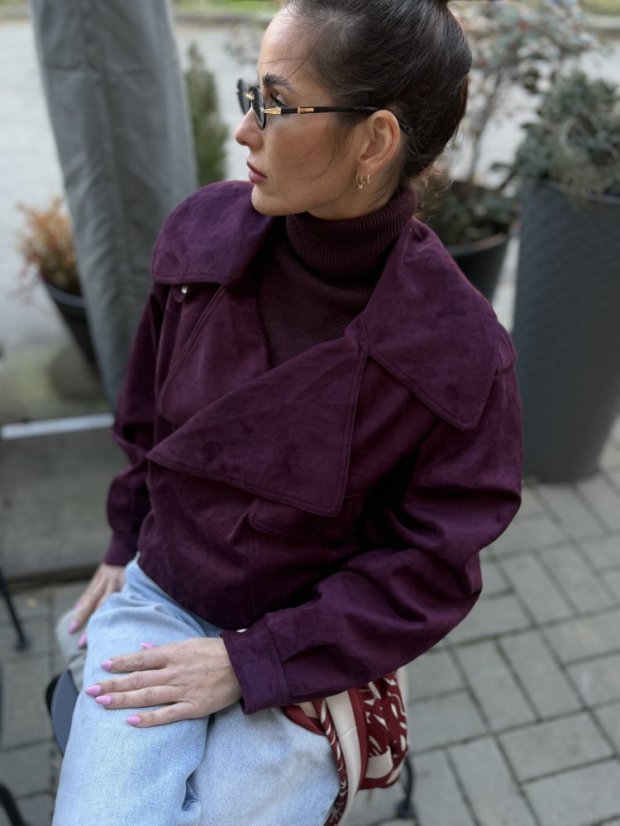Brúsená koženková bunda v odtieni burgundy s výraznými klopami, elegantný taliansky štýl.