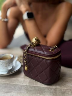 Dámska kožená kabelka Mini Aria burgundy s prešívaným vzorom, zlatým zipsom a retiazkovým popruhom