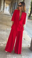 Dámske červené sako Imperial Rosso s klopami, rukávmi po lakte a elegantným tvarovaným strihom Dámske červené sako Imperial Rosso s klopami, rukávmi po lakte a elegantným tvarovaným strihom