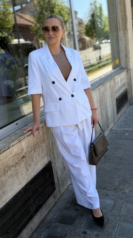 biele sako s krátkym rukávom a dvojradovým zapínaním v elegantnom outfite