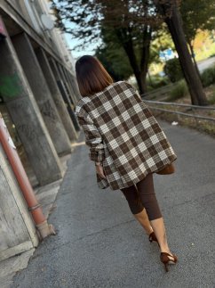 Hnedé oversized karo sako v krémovo-hnedých tónoch na žene v jesennom outfite. Hnedé oversized karo sako v krémovo-hnedých tónoch na žene v jesennom outfite.