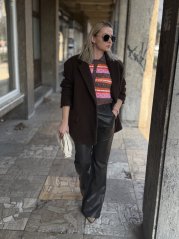 tmavohnedé dámske koženkové nohavice flare strihu v elegantnom mestskom outfite