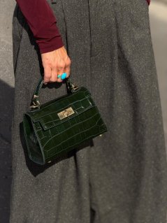 Tmavozelená kožená kabelka Ambra Mini s lesklým krokodílím vzorom, pevnou rúčkou a zlatým zapínaním.
