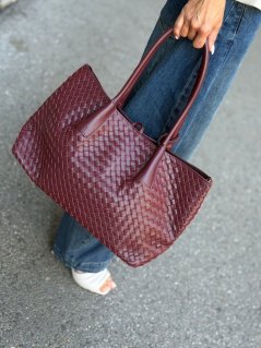 Burgundy kožená kabelka Lusso s prepletaným dizajnom, dlhými rúčkami a priestranným shopper tvarom.