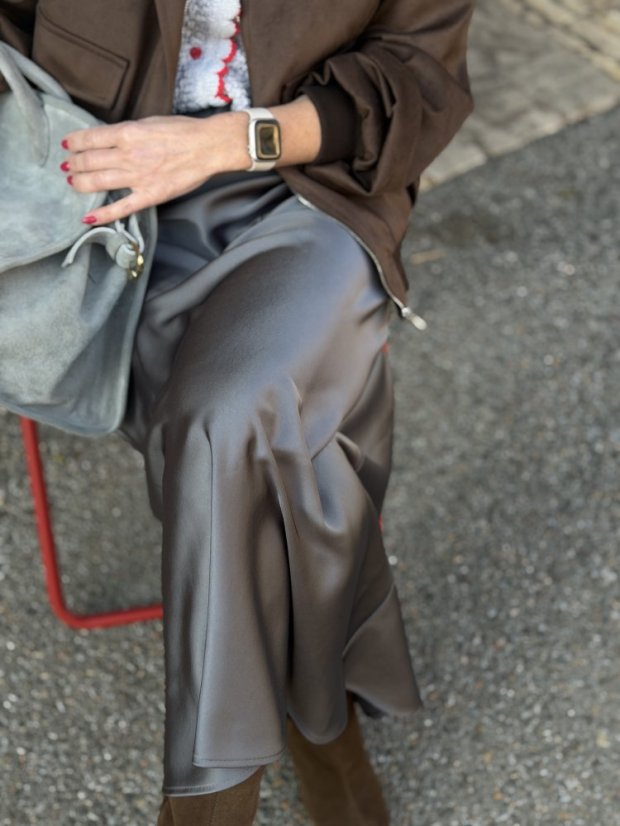 sivá saténová maxi sukňa na žene v elegantnom mestskom outfite