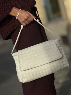 biela prepletaná kožená kabelka s elegantným podlhovastým tvarom na denné nosenie
