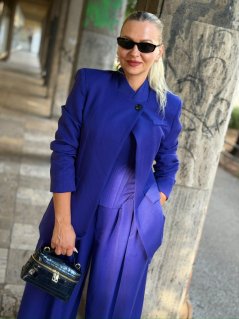 Modré sako Milano Viola s predĺženým strihom a štruktúrovanými ramenami na modelke.