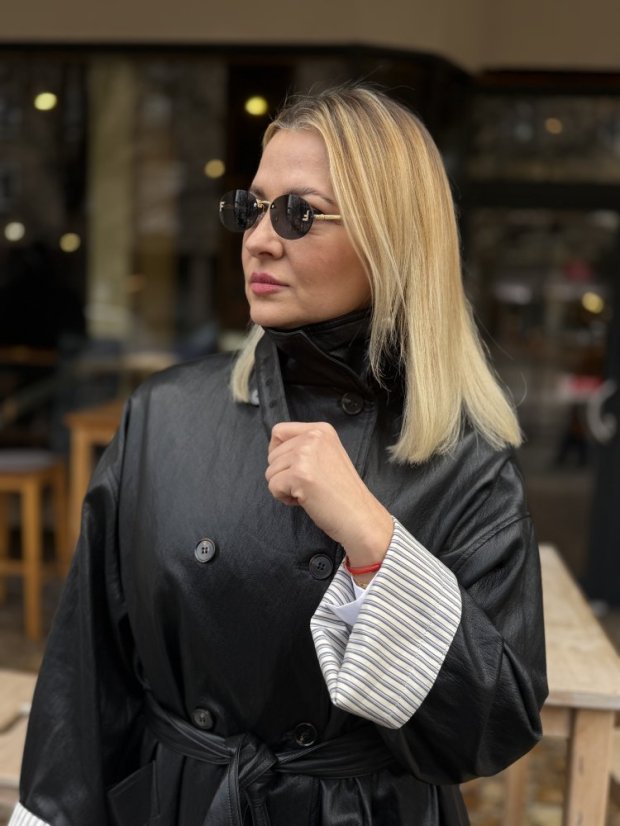 Čierny prechodný trenchcoat s viazaním v páse v modernom mestskom štýle