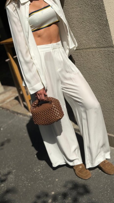 Biely letný komplet so širokými nohavicami a voľnou košeľou v elegantnom štýle