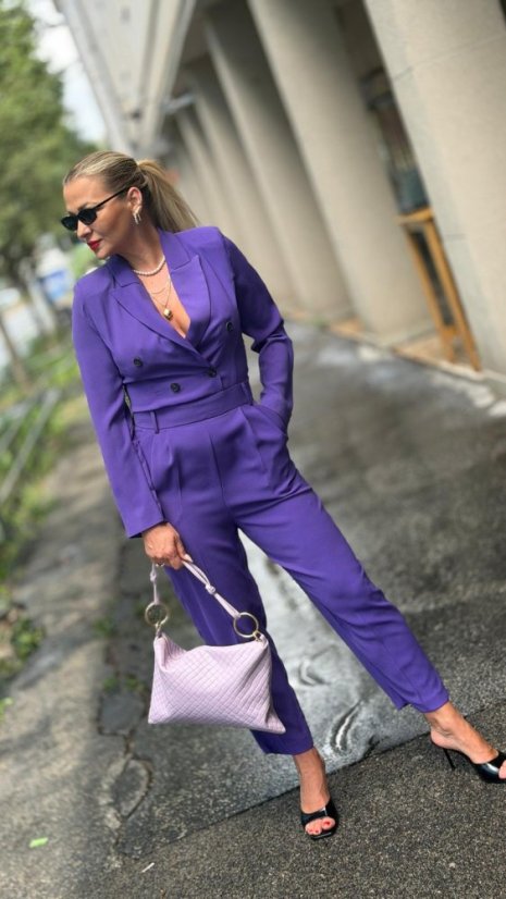 Dámsky fialový elegantný komplet Viola so sakom s dvojradovým zapínaním a nohavicami s pukmi