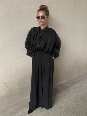 Elegantné široké čierne nohavice Imperial s vysokým pásom, padavý materiál pre moderný ženský outfit. Elegantné široké čierne nohavice Imperial s vysokým pásom, padavý materiál pre moderný ženský outfit.