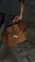 hnedá kožená kabelka s krátkymi rúčkami a zlatým zapínaním v elegantnom štýle