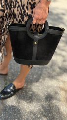 Čierna elegantná shopper kabelka s okrúhlou rúčkou a zlatými detailmi