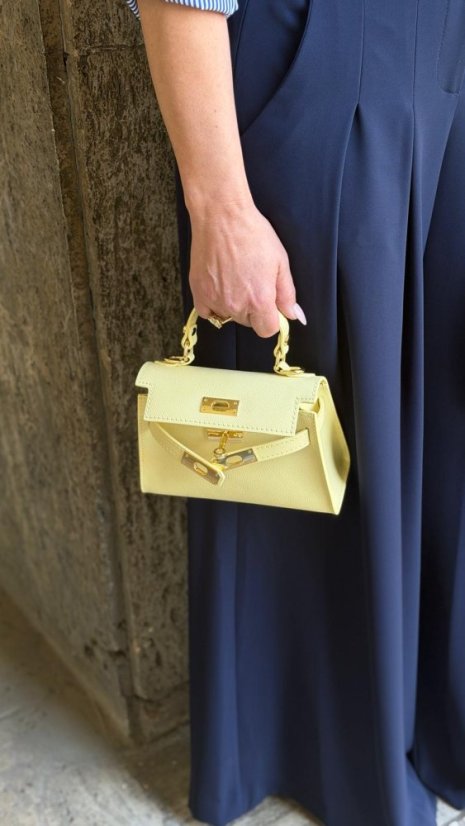 žltá mini kožená kabelka so zlatým kovaním a pevnou elegantnou siluetou