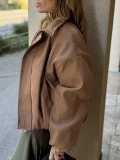 Karamelová bunda z brúsenej kože s golierom a elastickými lemami – elegantný jesenný outfit Karamelová bunda z brúsenej kože s golierom a elastickými lemami – elegantný jesenný outfit