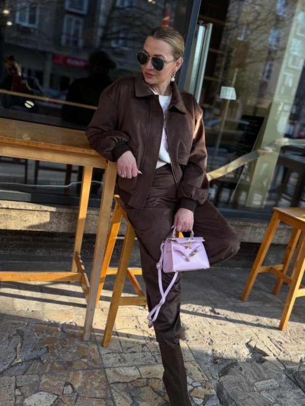 tmavohnedé elegantné dámske nohavice úzkeho strihu nosené v mestskom outfite