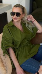 olivová košeľa so stiahnutím v páse a voľnejším strihom v elegantnom outfite olivová košeľa so stiahnutím v páse a voľnejším strihom v elegantnom outfite