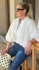 biela crop bunda s balónovým rukávom a zipsom v modernom mestskom outfite