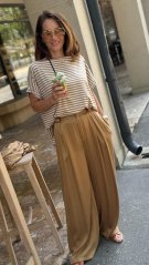 camel široké nohavice na žene s lesklou košeľou v elegantnom outfite camel široké nohavice na žene s lesklou košeľou v elegantnom outfite