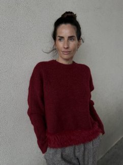 bordový sveter s jemným chĺpkovým lemom a voľným strihom v elegantnom zimnom štýle bordový sveter s jemným chĺpkovým lemom a voľným strihom v elegantnom zimnom štýle