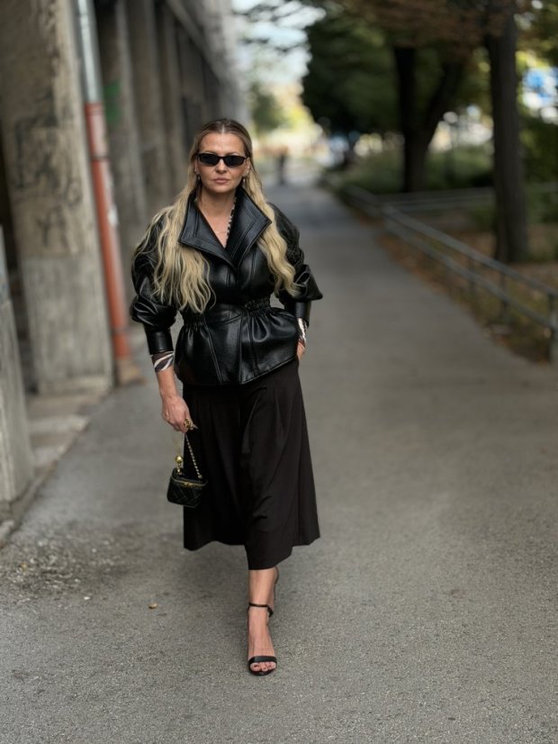 Dámske čierne palazzo nohavice Crop Black so širokým strihom a skladmi v prednej časti