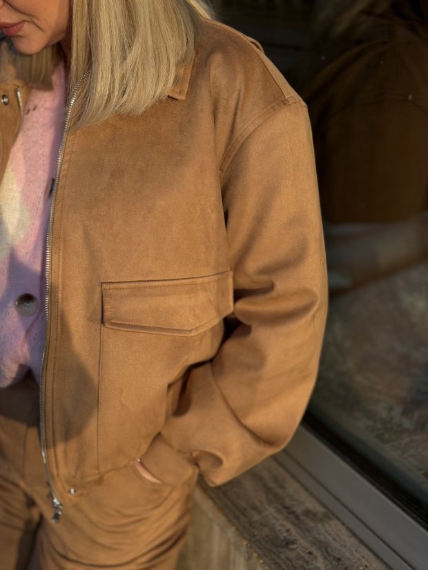Camel bomber bunda z jemne brúseného materiálu so semišovým vzhľadom