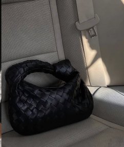 čierna prepletaná kožená kabelka do ruky s mäkkým tvarom