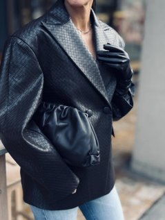 Čierne štruktúrované sako z ekokože s oversized strihom a klopami