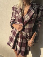 Krátka skladaná sukňa v kockovanom vzore burgundy, elegantný jesenný kúsok s vlnou pre ženský štýl.