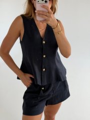 tmavomodrý elegantný kostým s vestou bez rukávov a šortkami na postave