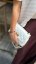 Biela prešívaná kožená crossbody kabelka so zlatou retiazkou v elegantnom štýle
