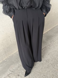 Elegantné široké čierne nohavice Imperial s vysokým pásom, padavý materiál pre moderný ženský outfit.