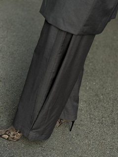 Sivé široké nohavice Mercy s vysokým pásom, skladmi a elegantným padavým strihom.