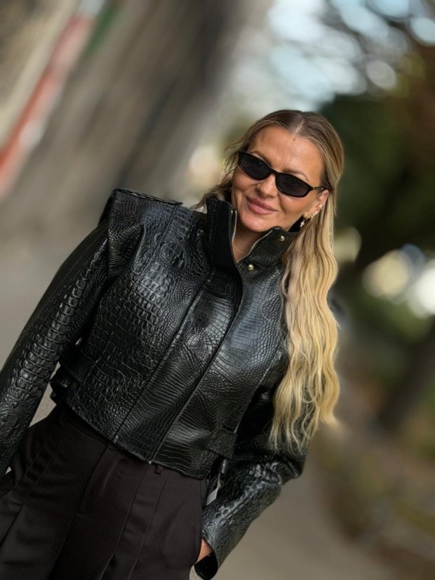 Čierna bunda Croco Luxe s croco štruktúrou v koženom vzhľade na modelke.