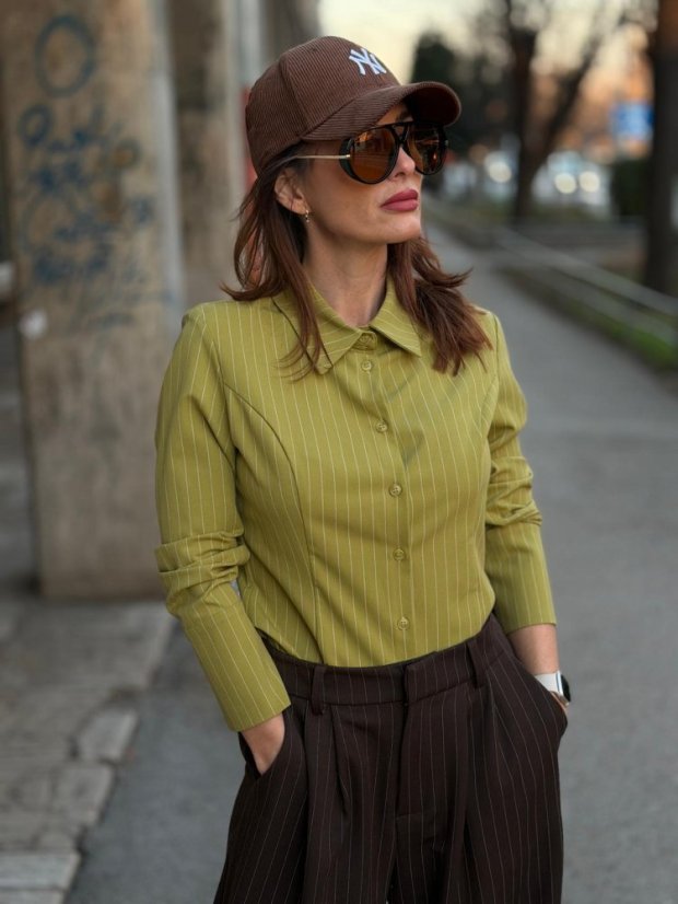 olivová dámska košeľa s jemným prúžkom a dlhým rukávom