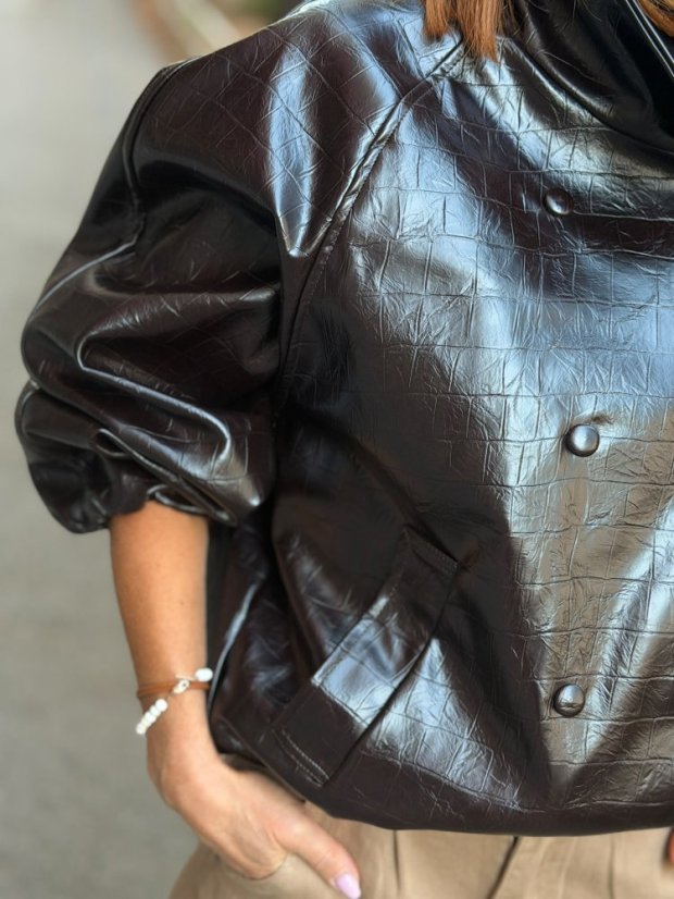 Hnedá koženková bomber bunda Ruggi Marrone s lesklým krokodílím efektom na modelke.