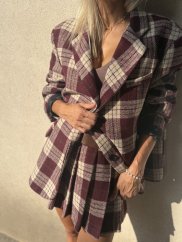 Krátka skladaná sukňa v kockovanom vzore burgundy, elegantný jesenný kúsok s vlnou pre ženský štýl.
