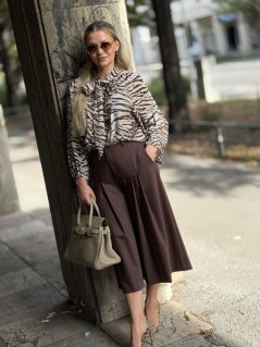 Hnedé palazzo crop nohavice so širokým strihom a vysokým pásom na modelke.