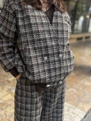 Kabátová károvaná bomber bunda Marrone v hnedej farbe, elegantný jesenný outfit.