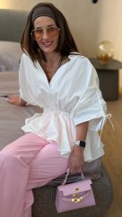 biela košeľa so stiahnutím v páse a voľným rukávom v elegantnom outfite biela košeľa so stiahnutím v páse a voľným rukávom v elegantnom outfite
