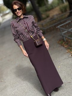 Dlhá dámska sukňa NOIR v slivkovej farbe s hladkým povrchom a elegantnou rovnou siluetou