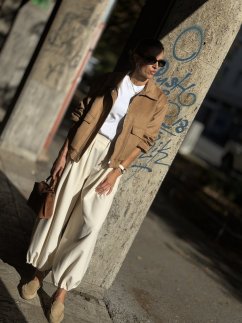 Karamelová bunda z brúsenej kože s golierom a elastickými lemami – elegantný jesenný outfit