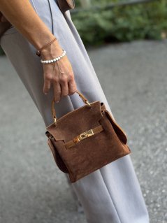 Camel mini kabelka z brúsenej kože so zlatým kovaním.