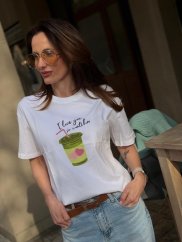 biele bavlnené tričko s potlačou matcha nápoja na žene v rifliach