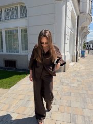 hnedý elegantný komplet na žene so širokými nohavicami a šatkou